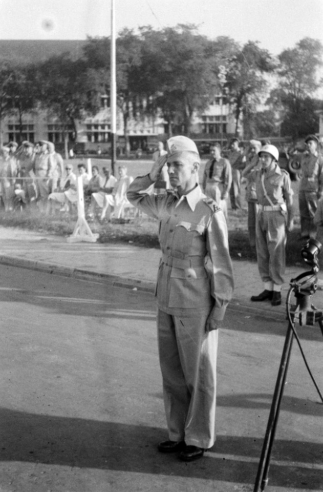 Militarie parade en defié. Kolonel D.R.A. van Langen salueert, Bestanddeelnr 6894
