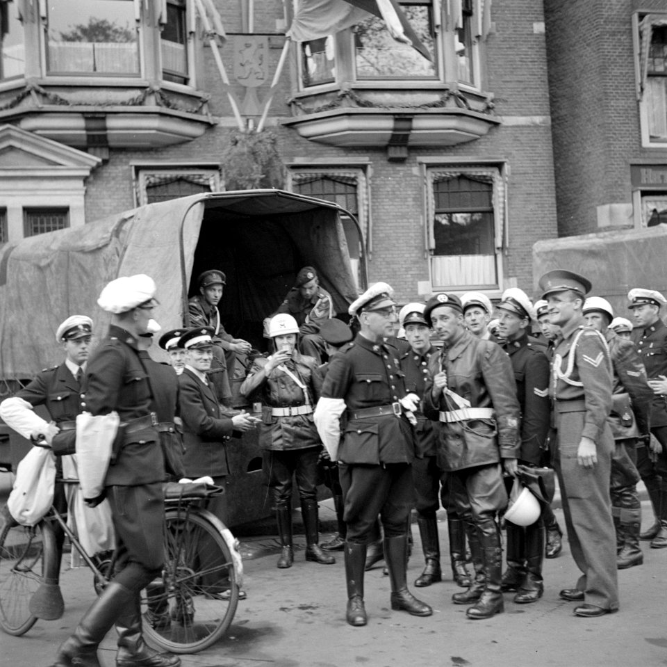 Militarie politie blaast even uit bij de kantinewagen, Bestanddeelnr 255-7045