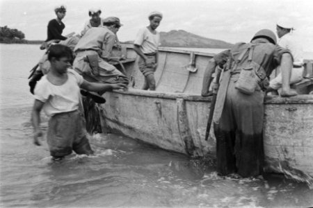 Militairen waden door de zee naar de sloep, Bestanddeelnr 191-5-6