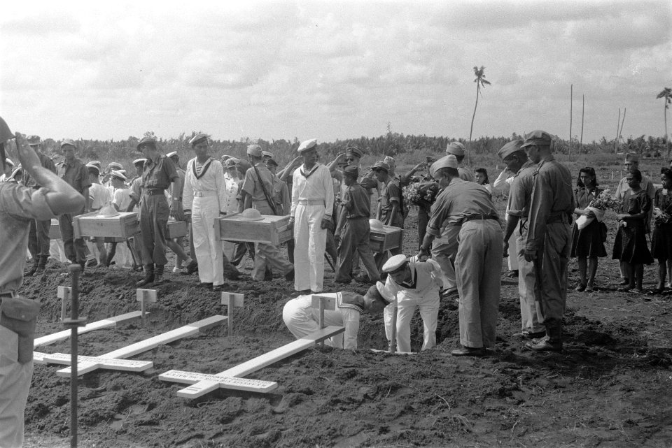 Militairen van land- en zeemacht dragen de kisten naar de groeve, Bestanddeelnr 104-4-2