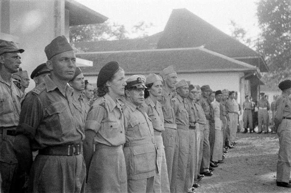 Militairen van diverse onderdelen staan aangetreden, Bestanddeelnr 447-5-5