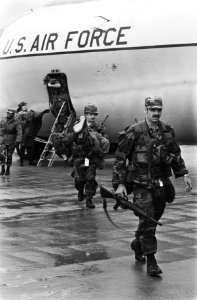 Militairen verlaten het vliegtuig, Bestanddeelnr 932-6934