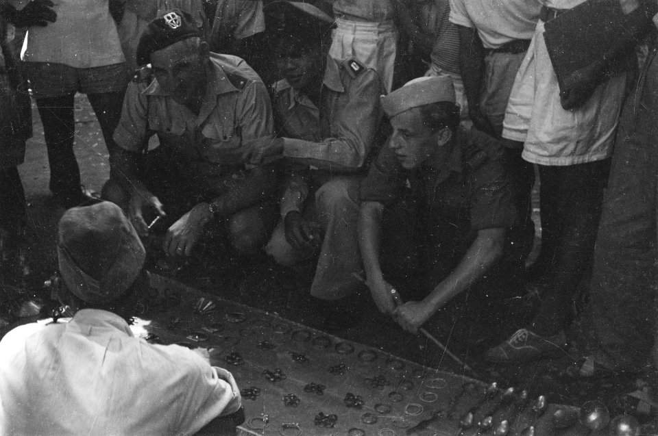 Militairen van KL en KNIL bij een verkoper van sieraden en bestek, Bestanddeelnr 491-2-3