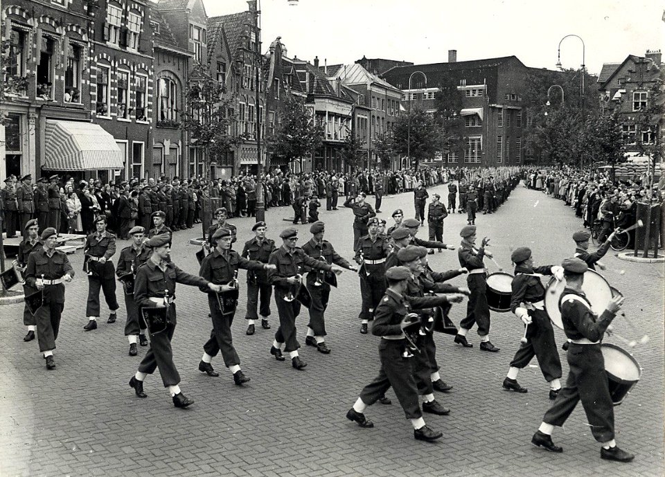 Militaire-Parade op de Gedempte Oude Gracht. Aangekocht in 1977 van fotograaf C. de Boer. Identificatienummer 54-004602