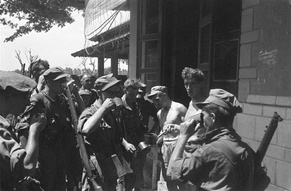 Militairen lessen hun dorst, Bestanddeelnr 46-5-4