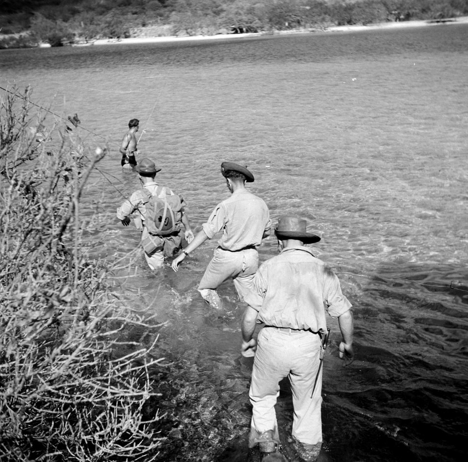 Militairen op patrouille in de Fuikbaai op Curaçao, Bestanddeelnr 252-7631