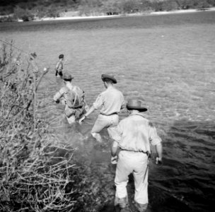Militairen op patrouille in de Fuikbaai op Curaçao, Bestanddeelnr 252-7631