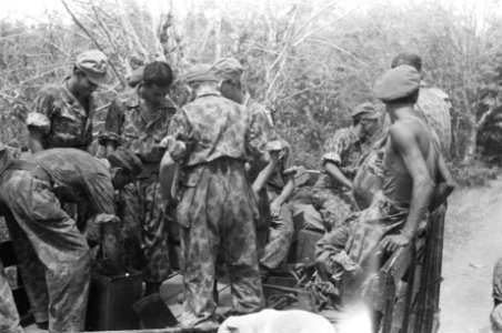 Militairen van de T-Brigade in een legertruck, Bestanddeelnr 318-4-3