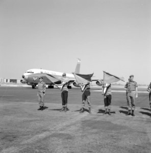 Militairen van een erehaag zwaaien met vlaggen bij de aankomst per Boeing van ee, Bestanddeelnr 255-3125