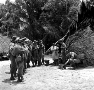 Militairen in het Indianendorp Matta in Suriname, Bestanddeelnr 252-6379