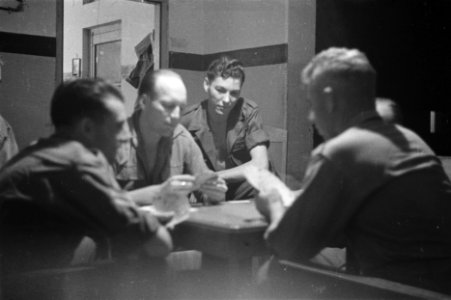 Militairen spellen een kaartspel, Bestanddeelnr 456-4-1