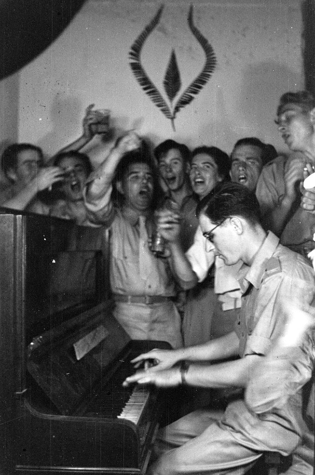 Militairen zingen mee met een pianist, Bestanddeelnr 392