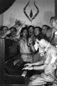 Militairen zingen mee met een pianist, Bestanddeelnr 392