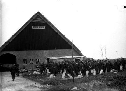 Militairen ingezet bij de oogst in Wieringermeer, Bestanddeelnr 902-2672