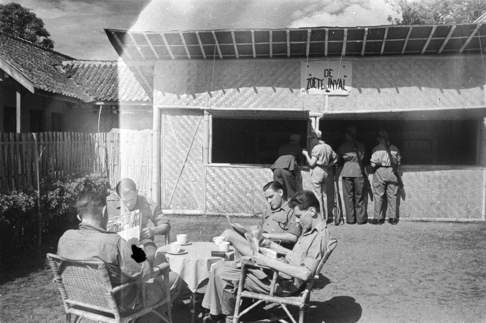 Militairen zitten op een terras voor de bar De Zoete Inval, Bestanddeelnr 513-5-1