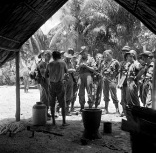 Militairen in het Indianendorp Matta in Suriname, Bestanddeelnr 252-6380