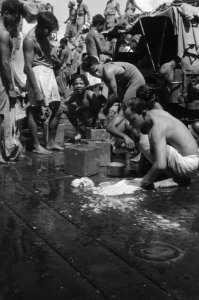 Militairen wassen hun kleding op het dek van een schip, Bestanddeelnr 2379
