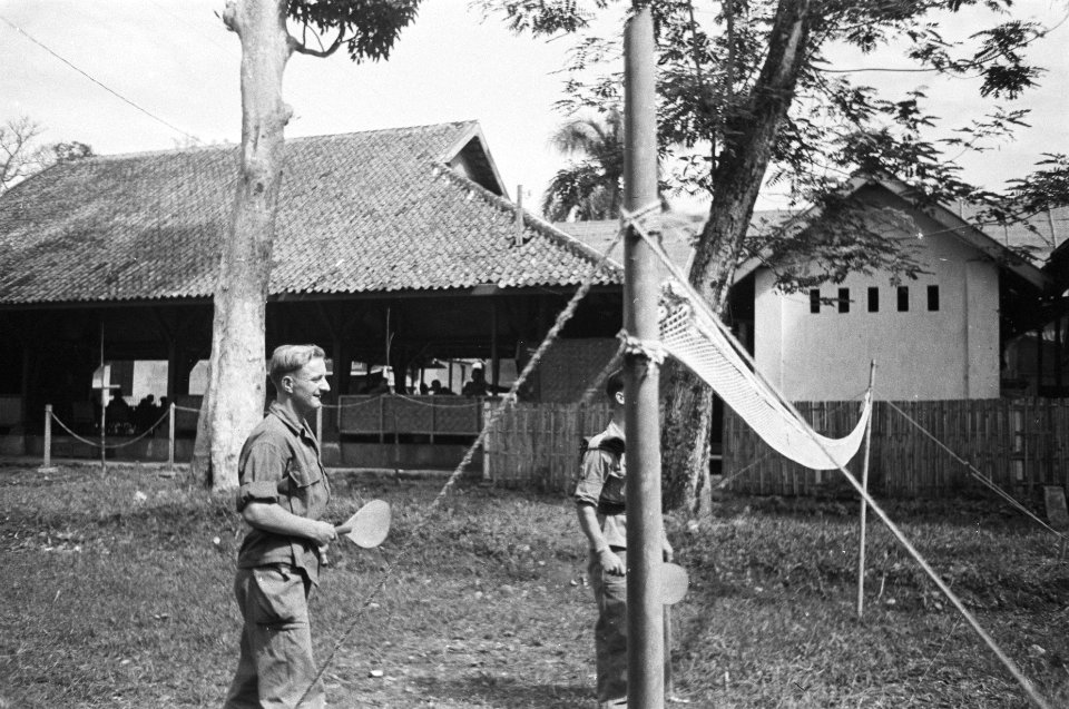 Militairen spelen een soort badminton met batjes, Bestanddeelnr 513-5-6