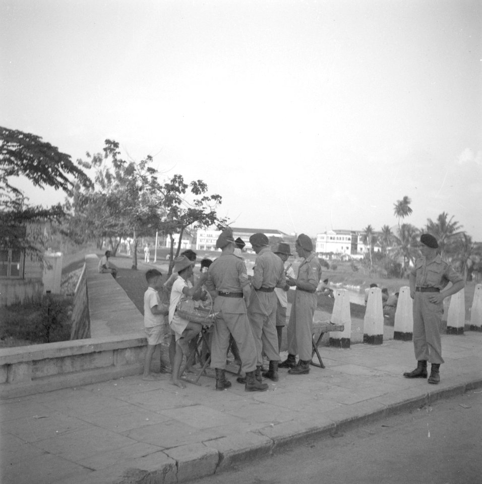Militairen in overleg met kooplui, waarschijnlijk in Ipoh, Bestanddeelnr 255-8384