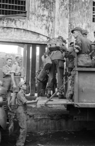 Militairen worden per truck vanuit de haven naar hun eenheid vervoerd, Bestanddeelnr 86-2-1