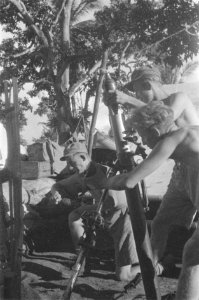 Militairen laden een mortier, Bestanddeelnr 1-5-4