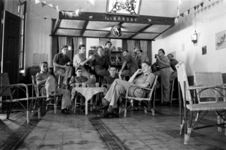 Militairen in hun eigen bar, genaamd 'In 't Bökske' (bokje), Bestanddeelnr 2122