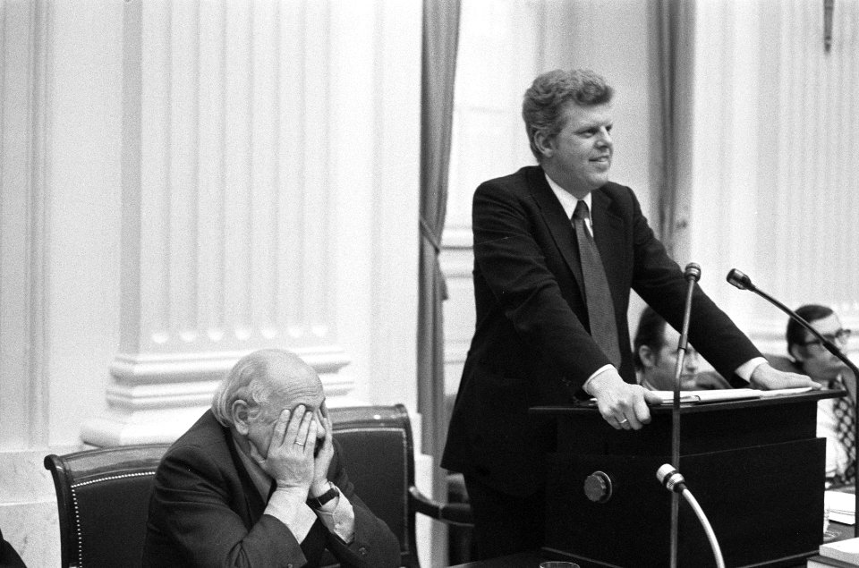 Minister Duisenberg spreekt, naast hem premier Den Uyl, Bestanddeelnr 926-8993
