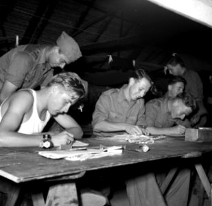 Militairen schrijven brieven in hun kampement bij Zanderij in Suriname, Bestanddeelnr 252-6395
