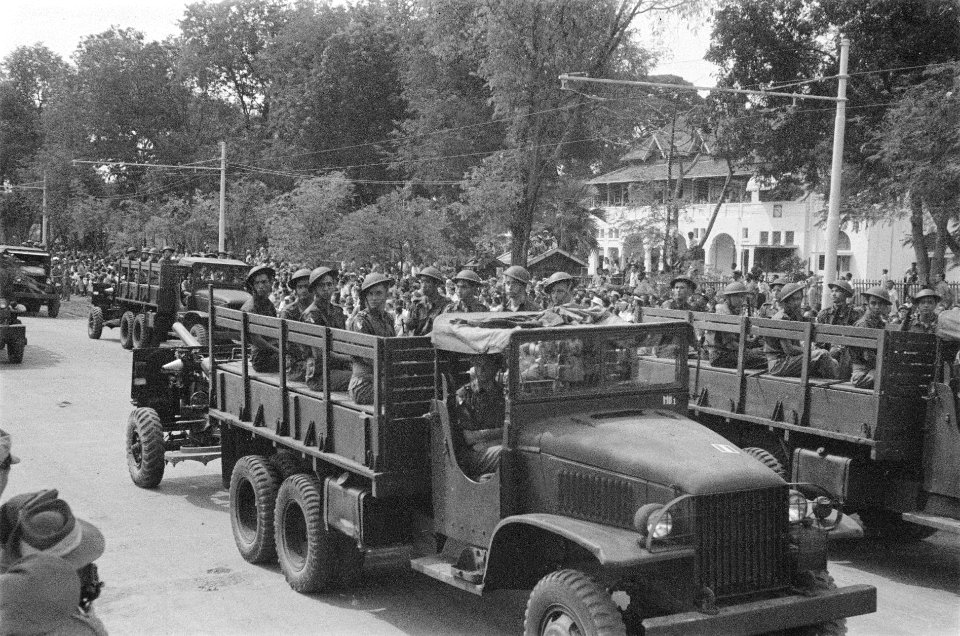 Militairen in open vrachtwagens, Bestanddeelnr 1-2-5