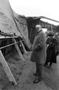 Minister Fons van der Stee op bezoek bij veehouder Ynse Stienstra in Beetgumermo, Bestanddeelnr 930-1390