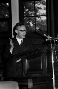 Minister Diepenhorst tijdens een redevoering, Bestanddeelnr 918-3179