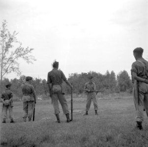 Militairen tijdens een oefening bij kamp Morib Beach, Bestanddeelnr 255-8389