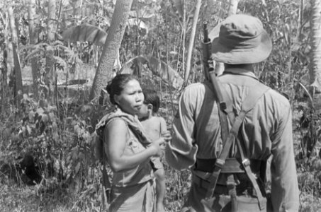Militairen spreken met een Indonesische vrouw met een kind op de arm, Bestanddeelnr 44-5-3