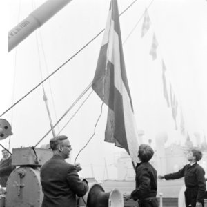 Minister Diepenhorst hees vlag op Engels schip Silicia overdracht schip aan Geme, Bestanddeelnr 918-7616