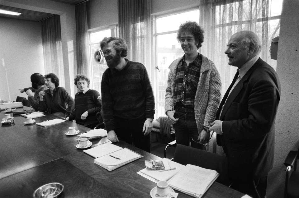 Minister Den Uyl spreekt met jongerenorganisatie over banenplan. Den Uyl en Van , Bestanddeelnr 931-9525