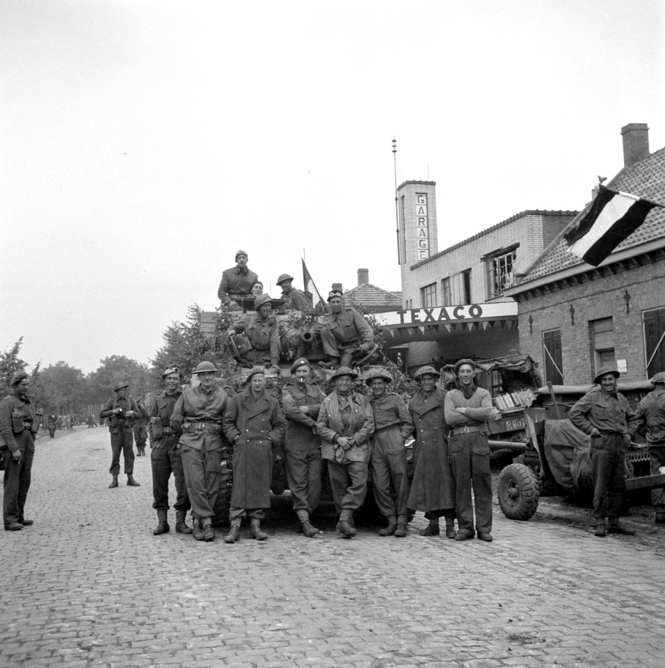 Militairen van de Irish Guards poserend voor een tank bij het Texaco-tankstation, Bestanddeelnr 255-9203