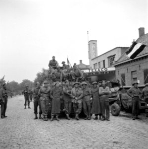 Militairen van de Irish Guards poserend voor een tank bij het Texaco-tankstation, Bestanddeelnr 255-9203