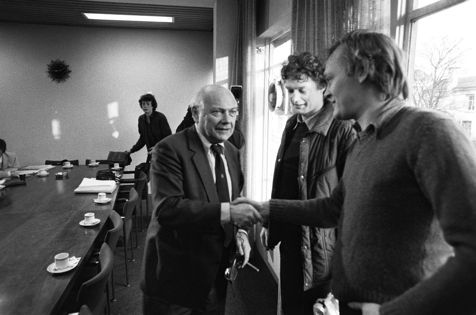 Minister Den Uyl spreekt met jongerenorganisatie over banenplan. Den Uyl en Van , Bestanddeelnr 931-9523