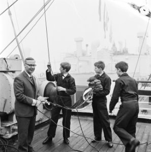 Minister Diepenhorst hees vlag op Engels schip Silicia overdracht schip aan Geme, Bestanddeelnr 934-7204