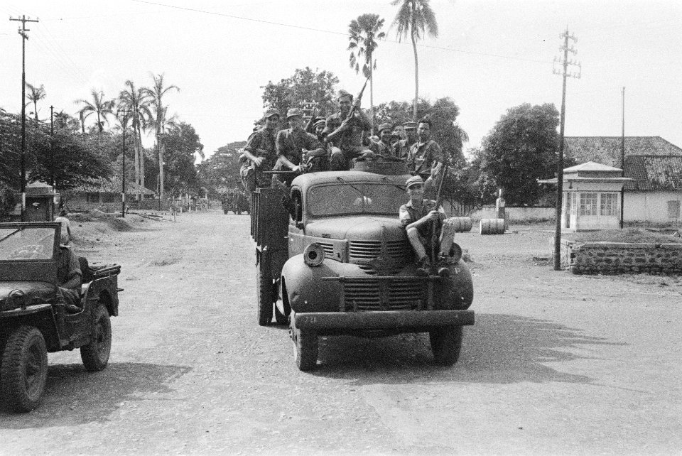 Militairen van Bataljon Infanterie I KNIL rijden op vrachtwagens Tangerang in, Bestanddeelnr 6-1-2