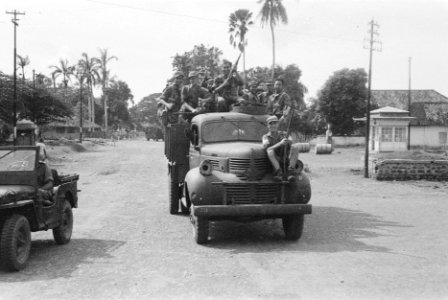 Militairen van Bataljon Infanterie I KNIL rijden op vrachtwagens Tangerang in, Bestanddeelnr 6-1-2