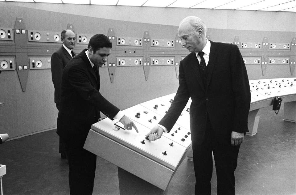 Minister drs. J. A. Bakker van Verkeer en Waterstaat opent sluizencomplex Haring, Bestanddeelnr 923-9763