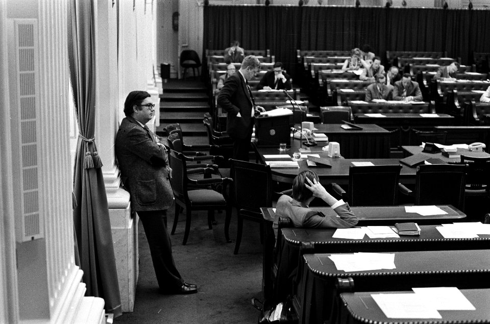 Minister Duisenberg aan het woord minister Gruijters (links) leunend tegen een , Bestanddeelnr 927-9540