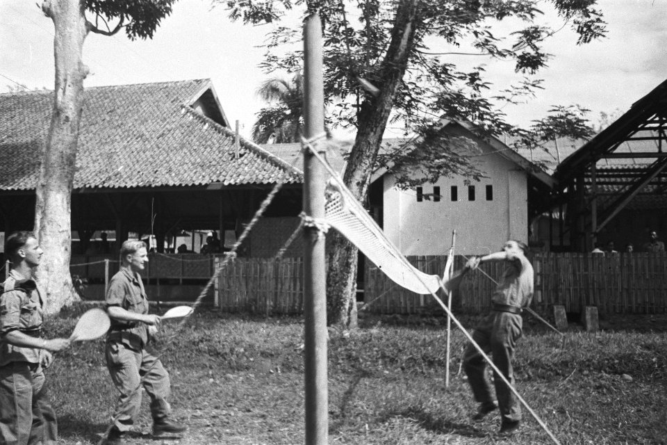Militairen spelen een soort badminton met batjes, Bestanddeelnr 513-5-5