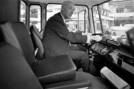 Minister drs. Bakker van Verkeer en Waterstaat opent bedrijfsautotentoonstelling, Bestanddeelnr 923-2219
