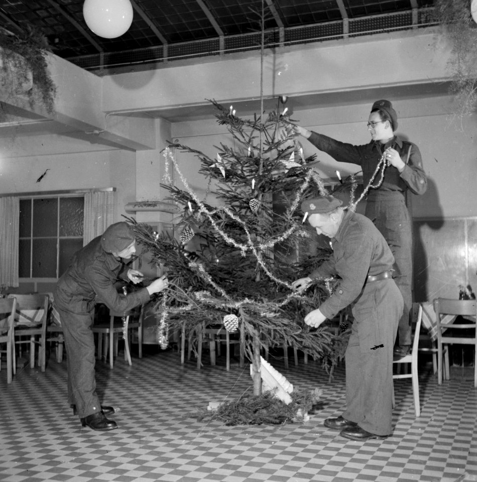 Militairen tuigen een kerstboom op, Bestanddeelnr 255-9413