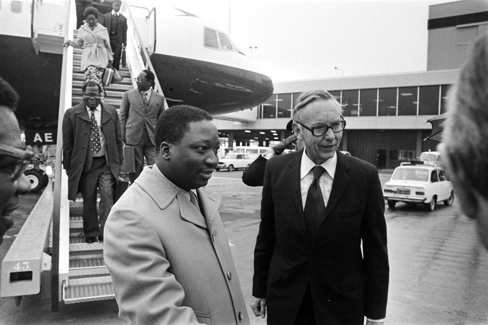 Minister Felli (Buitenlandse Zaken Ghana) op Schiphol verwelkomd door Van der St, Bestanddeelnr 929-1793