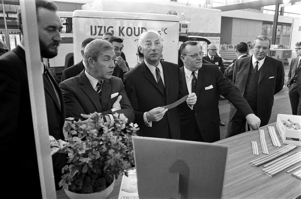 Minister drs. Bakker van Verkeer en Waterstaat opent bedrijfsautotentoonstelling, Bestanddeelnr 923-2221