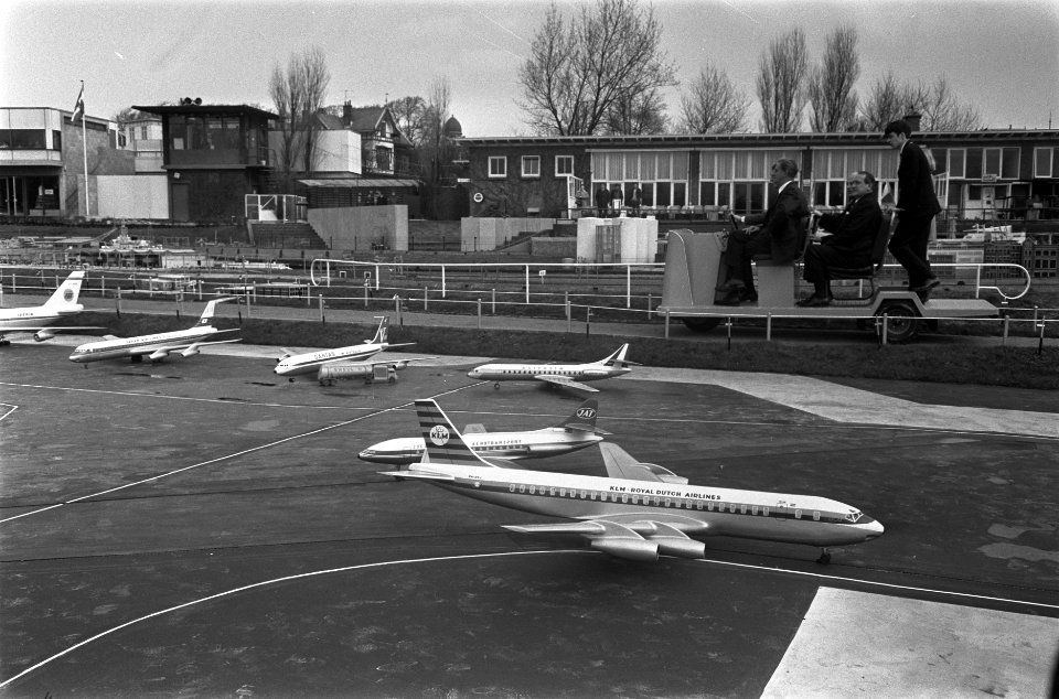 Minister drs. J. A. Bakker van Verkeer en Waterstaat opent Madurodam. Minister B, Bestanddeelnr 923-3805