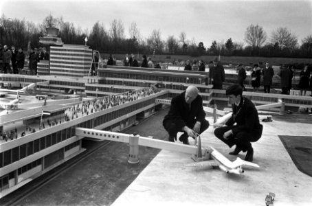 Minister drs. J. A. Bakker van Verkeer en Waterstaat opent Madurodam. Minister B, Bestanddeelnr 923-3804